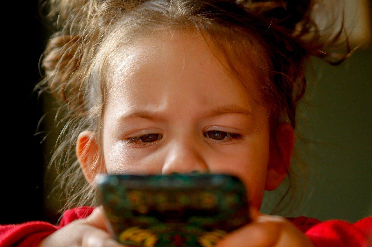 حل مشكلة إدمان الأطفال على الهواتف الذكية والألعاب الإلكترونية