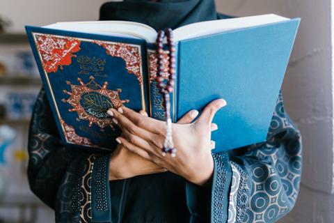 تفسير قراءة القرآن في المنام للمتزوجة
