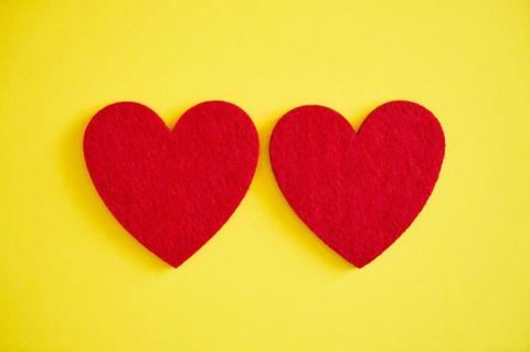 ماذا يعني القلب باللون الأصفر في منصات التواصل الاجتماعي