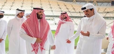 أمير قطر يتلقى برقيات تهنئة من الملك سلمان وولي